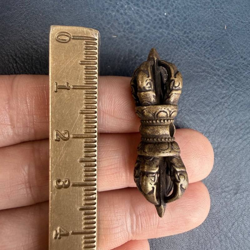 Pingente pequeno de latão esti - Small Vintage Collectible Items avaliação e preço