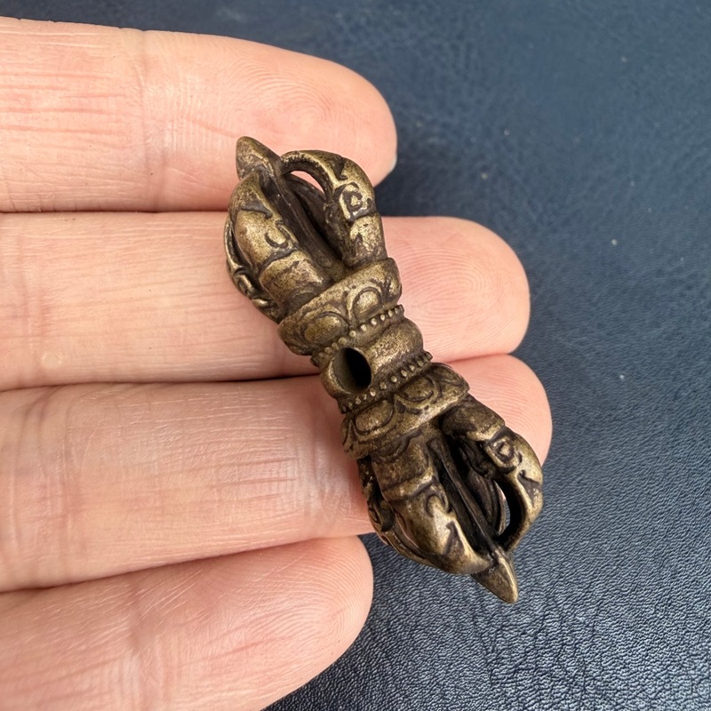 Pingente pequeno de latão esti - Small Vintage Collectible Items avaliação e preço